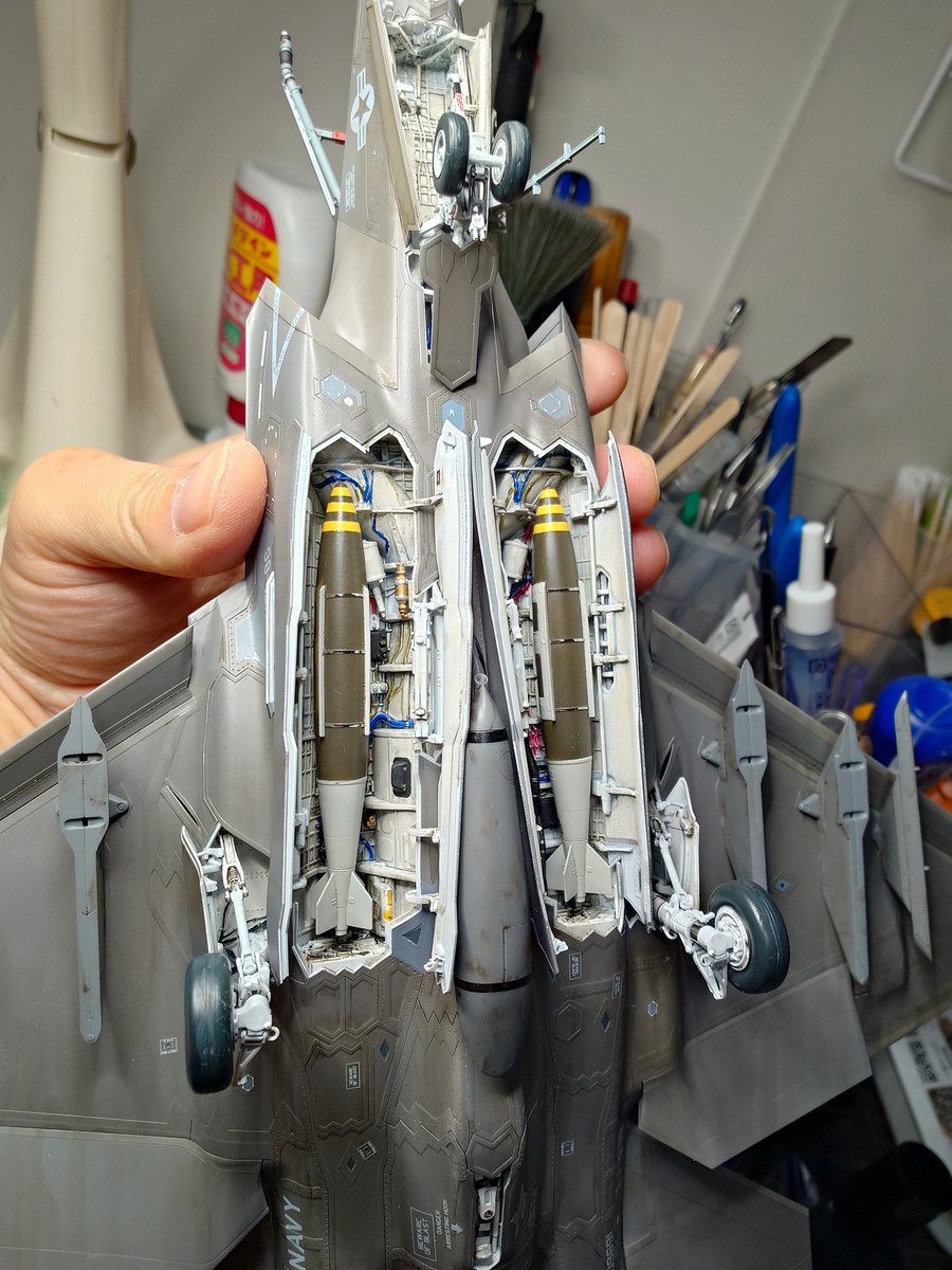 takacchi1729's tweet image. F35C
コックピットは無事に終了しました
現在兵装類製作中
ガンポッドとGBU-31は完了
本日中にGBU-12を４発積載すればゴールが見えてくる

一気に捲るぞ

＃F35C
＃兵装もりもり