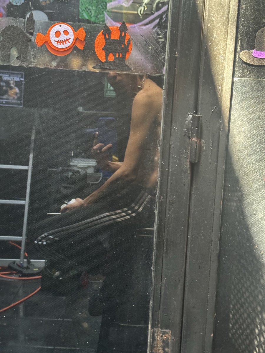 Cleaning up your mess! Here to serve 👅