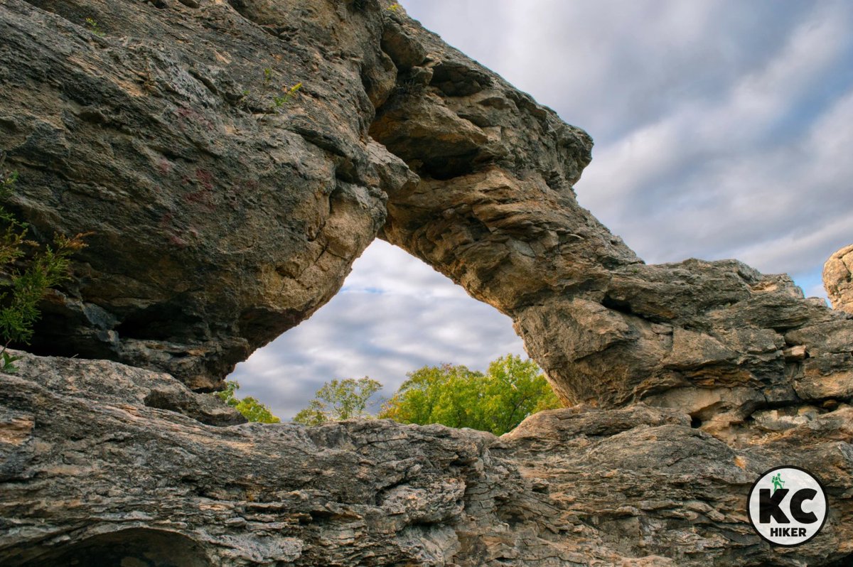 Just north of Columbia, Mo., lies a remarkable “toothy” limestone ridge known as The Pinnacles. In addition to the towering rocks, you'll find crystal clear streams, woods and a mammoth overhang. More at KC Hiker: kansascityhiker.com/kansas-city-da…