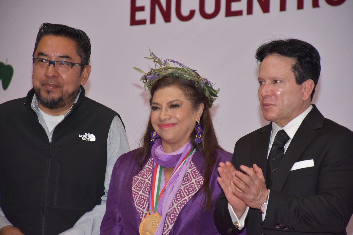 drdumm's tweet image. La Jefa de Gobierno de la Ciudad de México, Clara Brugada Molina, sostuvo una reunión con olímpicos de diversas ediciones para conmemorar el 57 aniversario de los Juegos Olímpicos de México 1968 La mandataria local recibió la medalla de los olímpicos y medallistas olímpicos