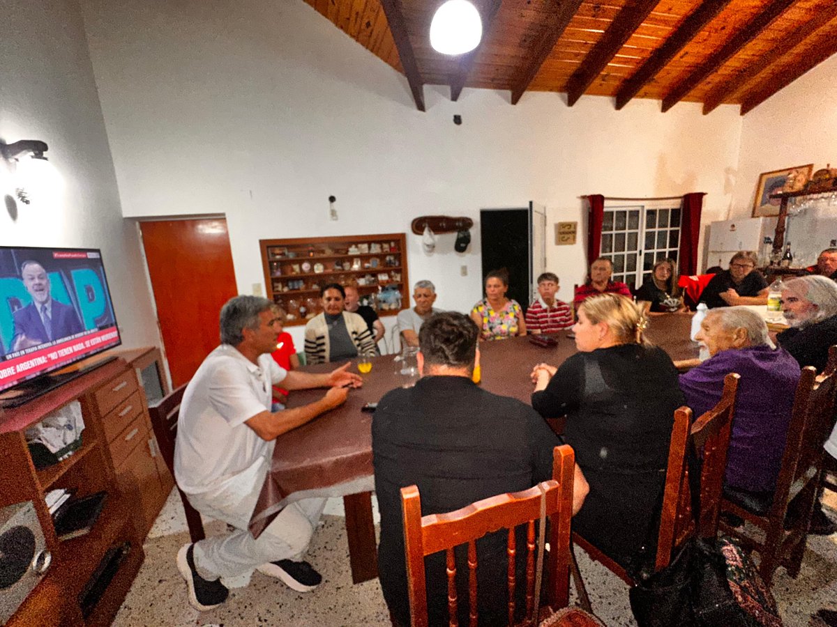 Con toda la Fuerza de la Patria seguimos ciudad por ciudad, barrio por barrio, casa por casa. Hoy en Santa Fe caminamos y hablamos con los vecinos del  barrio de Pompeya, luego estuvimos  en el barrio Favaloro y ahora ahora nos reunimos  con vecinos de Rincón. Frenar la