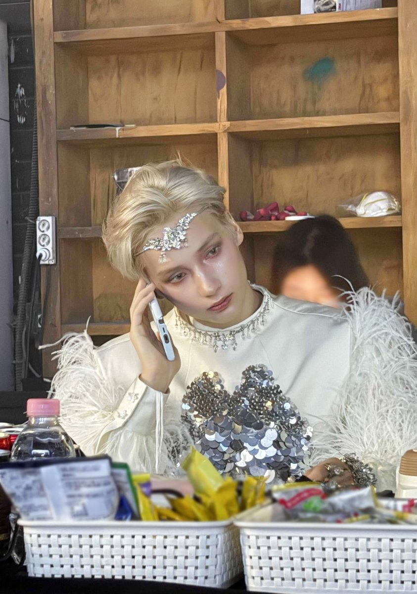 gossipning's tweet image. Thinking about how soobin took this crazy ass photo