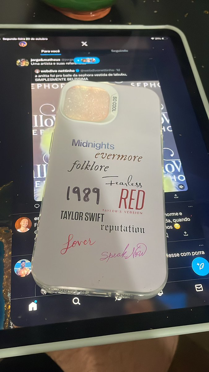 ai gente quero morrer eu comprei maquiagem pro halloween e enviaram uma capa de celular da taylor swift
