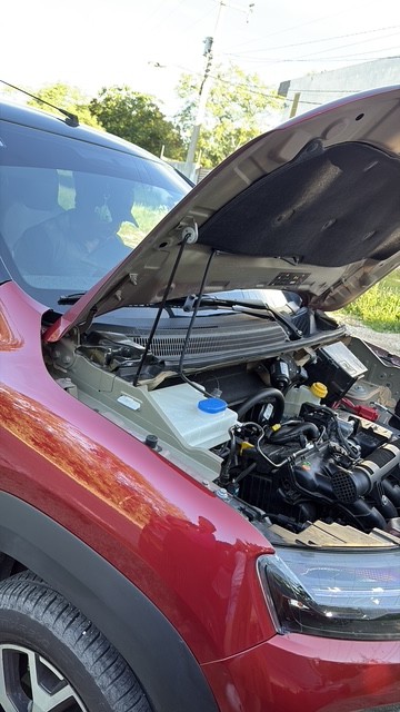 cuartodemillamx's tweet photo. El día 13 de mayo firmo contrato en la marca #Renault para adquirir un vehículo #bitono #kwid 2025, donde el día 27 de mayo 2025 me hacen entrega de este vehículo.
El día 3 de junio, le mando mensaje a Elmer el vendedor de la agencia Renault, donde le digo que me he percatado de un ruido en el auto cuando lo mojo y que tiene un desajuste en la parte trasera del auto y que prendió un testigo de un neumático poniendo en riesgo desde el primer día mi vida, me dice que contacte a servicio a un tal Arturo, trato de contactarme con Arturo y no responde, por cuestiones de que al pensar que el vehículo es nuevo lo deje pasar, pero el día27 de julio lo metí porque prendió un testigo y declaro todo lo que tenia desde el 3 de junio, me dicen que solito se prende el testigo y que solo lo reajustaron, me dicen que la pieza la pedirían como garantía, pasa el tiempo y la parte de atrás nunca me la repararon y nunca pidieron la pieza, me hacen entrega del auto y el día 21 de julio empiezo a escuchar un ruido en el motor y se lo envió al que me atiende que es Jonny, me dice que debo agendar cita, al intentar agendar cita, por lo ocurrido la agencia en servicio me agenda el día 28 de agosto 2025, vulnerando el derecho de asistencia inmediata ya que mi vida corría en riesgo por el motor del vehículo, pudiendo causar un accidente y poniendo en riesgo mi vida y de otras personas, transcurre 5 días y el día 26 de julio 2025 le envió otro video a Jonny y el no responde, por mi inquietud y por no sentirme insegura en el vehículo, ese mismo día hablo a Renault y me dicen que lo llevara, el gerente Luis me atiende y le comento que me habían dado cita el día 28 de agosto, el se sorprende porque me dice que una mes después era mucho, el gerente Luis le dice a Ulises que recepcióne el auto, lo recepciona y me dicen que se quedara, dejo el vehículo y en la tarde recio una llamada en el cual me dice Ulises, que lo debería dejar 15 días para que pidieran la pieza, opte por dejar el vehículoporque en la llamada Ulises me dice que si no lo dejo ellos harían que yo perdiera la garantía por uso indebido del vehículo, en lo que yo le conteste que ahora a mi me quieren echar la culpa por los defectos de fabrica y por los problemas persistentes del vehículo, que podrían causar un accidente y poniendo en riesgo mi vida, dando así un intento de homicidio involuntario, que desde el primer día mostro defectos de fabrica, opte por dejarlo y el día 10 de septiembre me hablan para decirme que el vehículo ya esta listo, voy a buscarlo y al estar probando el vehículo ese transcurso de la semana, seguía presentando fallas, lo llevo a servicio el día 11 de septiembre lo meto a servicio y me lo entregan el mismo día, el dia 15 de septiembre al utilizar el auto se apaga en medio de la carretera, causando un apago completo del vehículo y ya no volvió a encender, poniendo en riesgo mi vida y la vida de una persona de la tercera edad, contacto a Gerardo mi nuevo asesor de servicio, mando evidencia de todo esto y me dice que pida una grúa y lo lleve a la agencia, realizo todo esto, lo dejo y ese mismo día me lo entregan por la tarde, el día 22 de septiembre le vuelvo a enviar mensaje a Gerardo porque el auto sigue fallando y me está dando miedo mi seguridad y que incumplen con la seguridad del conductor, ya que eso dice la Renault que tiene las 3 estrellas de seguridad, hago mención de estas:
Protección Ocupante Adulto e Infantil: Recibió 3 estrellas en las pruebas de Latin NCAP para el Kwid con 4 bolsas de aire.
Sistemas de Seguridad Activa: Incluye frenos con sistema antibloqueo (ABS) y sistema de frenado de urgencia.
Sistemas de Seguridad Pasiva: Viene con bolsas de aire frontales y laterales.
Estabilidad y Control: Cuenta con el Control de Tracción, Control de Estabilidad y Asistencia de Arranque en Pendientes.
Seguridad Infantil: Incorpora el sistema ISOFIX para la correcta instalación de sillas de niños.
Monitoreo de Neumáticos: El sistema de Detector de Presión de Llantas alerta sobre la pérdida de presión, mejorando la seguridad. y con este auto la están incumpliendo
En realidad, todo esto se esta incumpliendo porque elautomóvil tiene un defecto que impacta sustancialmente su uso en todo momento, se ha hecho un número razonable de intentos de reparación al mismo problema y a distintos problemas, por un mecánico calificado, dentro del plazo de garantía del fabricante, y el problema persiste, poniendo en riesgo, no solo una vida, si no de toda persona que se suba en el auto bitono kwid 2025, el día 25 de septiembre del presente año llevo el auto de nuevo a revisión y lo dejo 4 días y el día 29 de septiembre 2025 lo voy a buscar, lo manejo y le aviso el día 8 de octubre a Gerardo que sigue sonando el auto, me dice que sin problema lo refiera cuando lo lleve a servicio, ese mismo día en la noche, viajando en periférico ( carretera de autopista) de la ciudad de Mérida, el auto estaba en movimiento y de repente se apago y quedo dura la guía y sin frenos arriesgando la vida de 4 adultos y un menor de edad, como pude controle el auto y tuve que dejar que el auto siga yendo y solito fue bajando la velocidad, al querer frenar el freno estaba duro, entonces meto freno de mano y nos quedamos ahí en la autopista, las personas que viajaban conmigo me dicen que es peligroso quedarnos ahí por nuestra seguridad y seguridad de la niña, empujamos el auto y logramos estacionar, pedí la grua la grua
Tengo más fotos y todo lo mencionado.