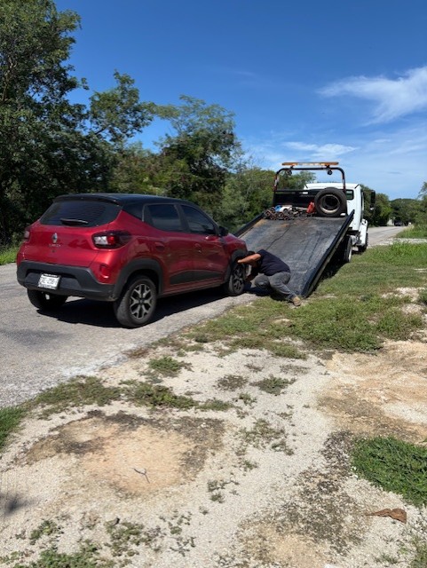 cuartodemillamx's tweet photo. El día 13 de mayo firmo contrato en la marca #Renault para adquirir un vehículo #bitono #kwid 2025, donde el día 27 de mayo 2025 me hacen entrega de este vehículo.
El día 3 de junio, le mando mensaje a Elmer el vendedor de la agencia Renault, donde le digo que me he percatado de un ruido en el auto cuando lo mojo y que tiene un desajuste en la parte trasera del auto y que prendió un testigo de un neumático poniendo en riesgo desde el primer día mi vida, me dice que contacte a servicio a un tal Arturo, trato de contactarme con Arturo y no responde, por cuestiones de que al pensar que el vehículo es nuevo lo deje pasar, pero el día27 de julio lo metí porque prendió un testigo y declaro todo lo que tenia desde el 3 de junio, me dicen que solito se prende el testigo y que solo lo reajustaron, me dicen que la pieza la pedirían como garantía, pasa el tiempo y la parte de atrás nunca me la repararon y nunca pidieron la pieza, me hacen entrega del auto y el día 21 de julio empiezo a escuchar un ruido en el motor y se lo envió al que me atiende que es Jonny, me dice que debo agendar cita, al intentar agendar cita, por lo ocurrido la agencia en servicio me agenda el día 28 de agosto 2025, vulnerando el derecho de asistencia inmediata ya que mi vida corría en riesgo por el motor del vehículo, pudiendo causar un accidente y poniendo en riesgo mi vida y de otras personas, transcurre 5 días y el día 26 de julio 2025 le envió otro video a Jonny y el no responde, por mi inquietud y por no sentirme insegura en el vehículo, ese mismo día hablo a Renault y me dicen que lo llevara, el gerente Luis me atiende y le comento que me habían dado cita el día 28 de agosto, el se sorprende porque me dice que una mes después era mucho, el gerente Luis le dice a Ulises que recepcióne el auto, lo recepciona y me dicen que se quedara, dejo el vehículo y en la tarde recio una llamada en el cual me dice Ulises, que lo debería dejar 15 días para que pidieran la pieza, opte por dejar el vehículoporque en la llamada Ulises me dice que si no lo dejo ellos harían que yo perdiera la garantía por uso indebido del vehículo, en lo que yo le conteste que ahora a mi me quieren echar la culpa por los defectos de fabrica y por los problemas persistentes del vehículo, que podrían causar un accidente y poniendo en riesgo mi vida, dando así un intento de homicidio involuntario, que desde el primer día mostro defectos de fabrica, opte por dejarlo y el día 10 de septiembre me hablan para decirme que el vehículo ya esta listo, voy a buscarlo y al estar probando el vehículo ese transcurso de la semana, seguía presentando fallas, lo llevo a servicio el día 11 de septiembre lo meto a servicio y me lo entregan el mismo día, el dia 15 de septiembre al utilizar el auto se apaga en medio de la carretera, causando un apago completo del vehículo y ya no volvió a encender, poniendo en riesgo mi vida y la vida de una persona de la tercera edad, contacto a Gerardo mi nuevo asesor de servicio, mando evidencia de todo esto y me dice que pida una grúa y lo lleve a la agencia, realizo todo esto, lo dejo y ese mismo día me lo entregan por la tarde, el día 22 de septiembre le vuelvo a enviar mensaje a Gerardo porque el auto sigue fallando y me está dando miedo mi seguridad y que incumplen con la seguridad del conductor, ya que eso dice la Renault que tiene las 3 estrellas de seguridad, hago mención de estas:
Protección Ocupante Adulto e Infantil: Recibió 3 estrellas en las pruebas de Latin NCAP para el Kwid con 4 bolsas de aire.
Sistemas de Seguridad Activa: Incluye frenos con sistema antibloqueo (ABS) y sistema de frenado de urgencia.
Sistemas de Seguridad Pasiva: Viene con bolsas de aire frontales y laterales.
Estabilidad y Control: Cuenta con el Control de Tracción, Control de Estabilidad y Asistencia de Arranque en Pendientes.
Seguridad Infantil: Incorpora el sistema ISOFIX para la correcta instalación de sillas de niños.
Monitoreo de Neumáticos: El sistema de Detector de Presión de Llantas alerta sobre la pérdida de presión, mejorando la seguridad. y con este auto la están incumpliendo
En realidad, todo esto se esta incumpliendo porque elautomóvil tiene un defecto que impacta sustancialmente su uso en todo momento, se ha hecho un número razonable de intentos de reparación al mismo problema y a distintos problemas, por un mecánico calificado, dentro del plazo de garantía del fabricante, y el problema persiste, poniendo en riesgo, no solo una vida, si no de toda persona que se suba en el auto bitono kwid 2025, el día 25 de septiembre del presente año llevo el auto de nuevo a revisión y lo dejo 4 días y el día 29 de septiembre 2025 lo voy a buscar, lo manejo y le aviso el día 8 de octubre a Gerardo que sigue sonando el auto, me dice que sin problema lo refiera cuando lo lleve a servicio, ese mismo día en la noche, viajando en periférico ( carretera de autopista) de la ciudad de Mérida, el auto estaba en movimiento y de repente se apago y quedo dura la guía y sin frenos arriesgando la vida de 4 adultos y un menor de edad, como pude controle el auto y tuve que dejar que el auto siga yendo y solito fue bajando la velocidad, al querer frenar el freno estaba duro, entonces meto freno de mano y nos quedamos ahí en la autopista, las personas que viajaban conmigo me dicen que es peligroso quedarnos ahí por nuestra seguridad y seguridad de la niña, empujamos el auto y logramos estacionar, pedí la grua la grua
Tengo más fotos y todo lo mencionado.