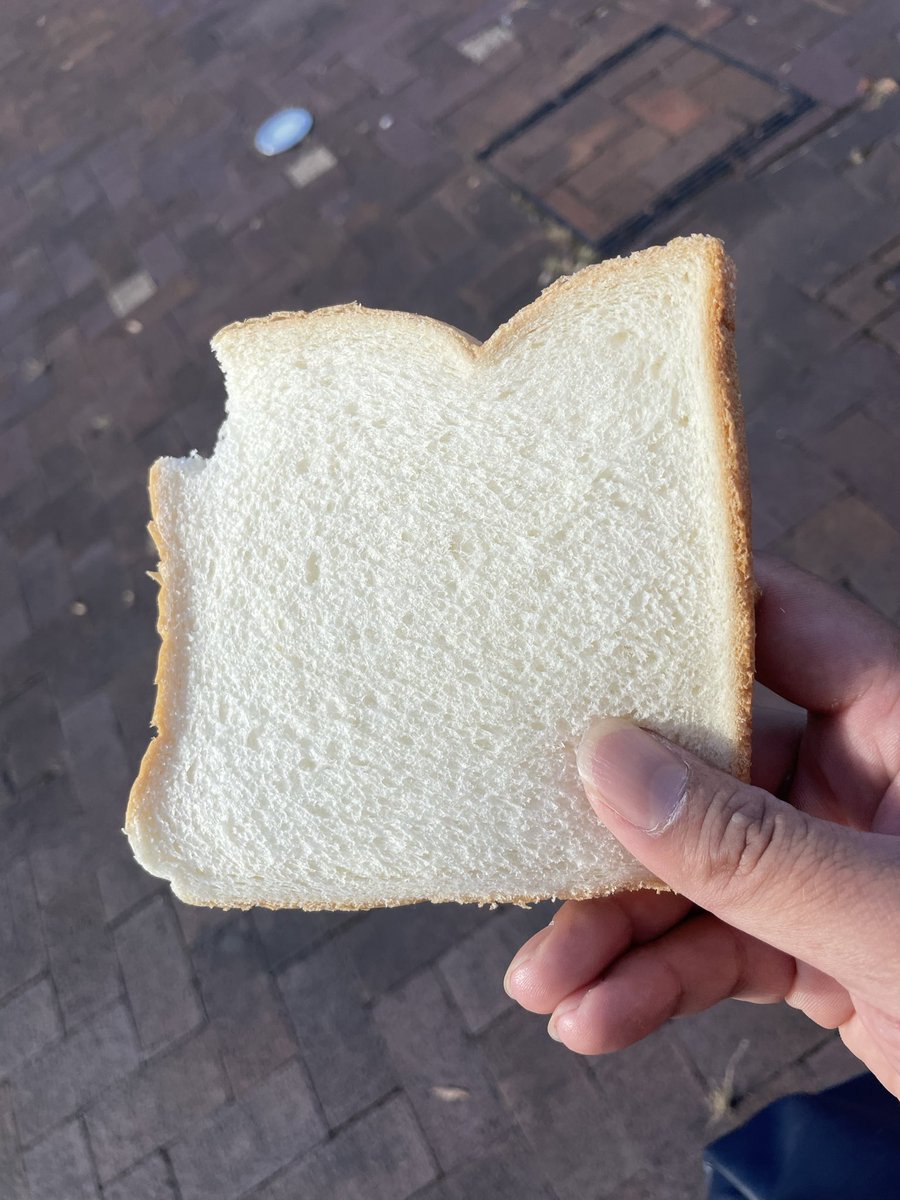 蓮1st初日、物販並んでたら食パンくわえて猛ダッシュしてる人から食パン渡された記憶が凄い残ってる🥲