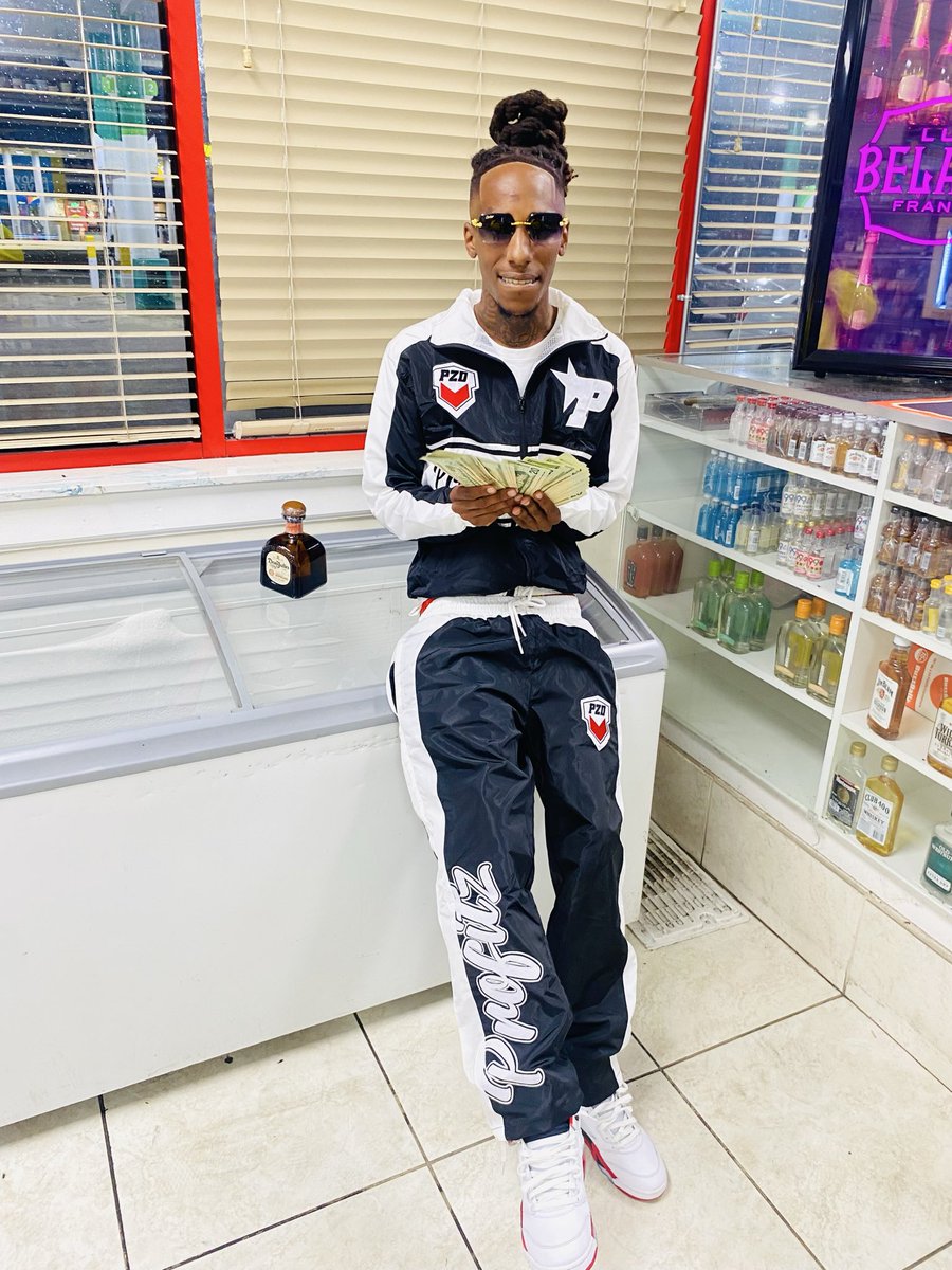QuonRogers's tweet photo. I’m popping dis shi in real life ‼️ they popping shi for reels 📸 

#LLOOP
#LLHeem
#LLShep https://t.co/XVN5aEPBfo