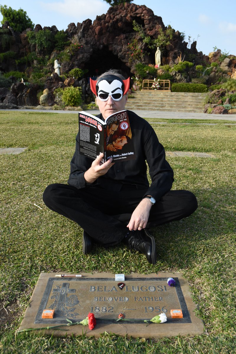 On what would have been Bela Lugosi's 143rd birthday, I urge you to check out my Rondo Award-nominated novel BELA LUGOSI'S DEAD, the ideal read for Spooky Season! A five-star Amazon review described BELA LUGOSI'S DEAD as "perfect reading for October!" cryptoscatology.blogspot.com/2025/10/happy-…