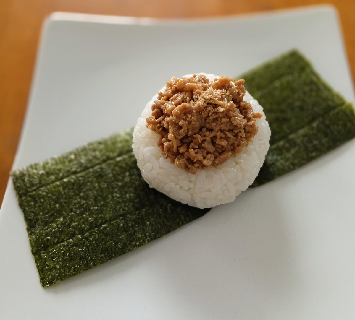 CareerLab_'s tweet image. 大阪も急に涼しくなりました。
身体を温める効果もある腸活肉味噌をたっぷり載せたおにぎり🍙
砂糖不使用ですが素材の甘味たっぷりです✨

#OnigiriAction
#発酵文化研究所