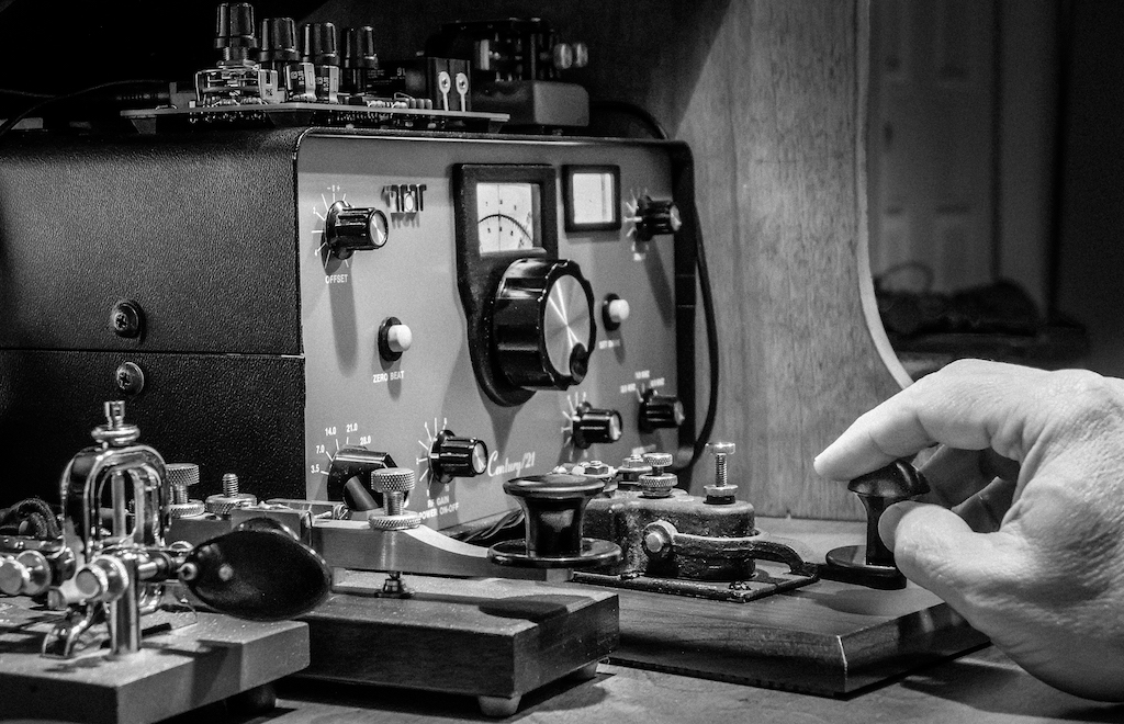 cqcqcqdx's tweet photo. pounding some brass.. https://t.co/Rdv64aVwd3