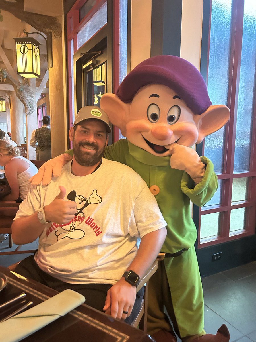 Happy birthday to the best brother for me! Enjoy your day! 🫶🏼❤️ Love you! (He’s the one in the Mickey shirt 🤣)