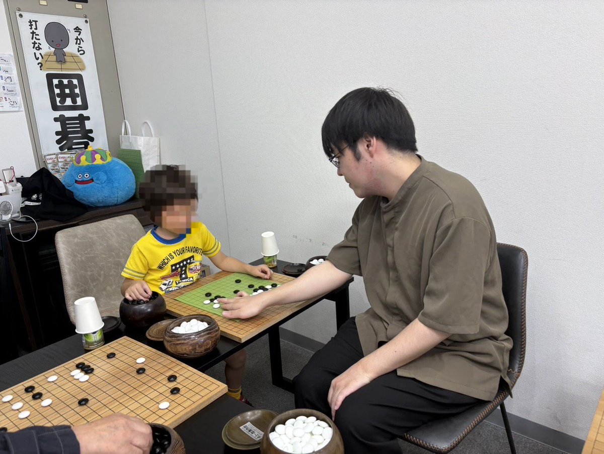 senriokaigo's tweet photo. 佐藤洸矢インストラクターの指導碁は毎回盛況です。この日キャンセルが出たので年長さんの男の子が13路盤で挑戦。見ての通りかわゆすぎで白石は甘やかしてしまう。
佐藤インストラクターは勝負の厳しさを教えて一目勝ち。
石取りから陣地取りに切り替わるタイミングが待ちどおしい。 https://t.co/6gmvmqMVlm
