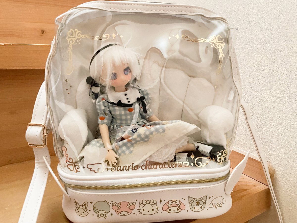 motipoyo's tweet image. サンリオのソファ型ドールバックを実店舗でまだあったのでついつい買ってしまいました😂
1/6も悠々入る大きさ…すごく可愛いです🫶