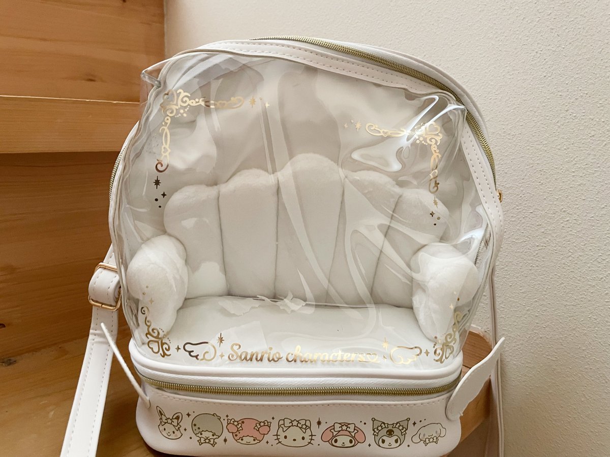 motipoyo's tweet image. サンリオのソファ型ドールバックを実店舗でまだあったのでついつい買ってしまいました😂
1/6も悠々入る大きさ…すごく可愛いです🫶