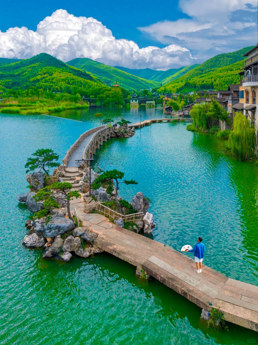 迄今为止，我最喜欢的江南小镇出现了…
当飞鸟拂过竹海，当千年窑火映亮夜空 在浸润着陶香与自然气息的天然氧吧里 既能漫步龙窑街，也能与飞鸟赴一场天空舞会 现实版“东方陶韵画卷”，在江南腹地缓缓展开 360°诗意场景，每一帧都像水墨电影截图！地点：宜兴窑湖小镇