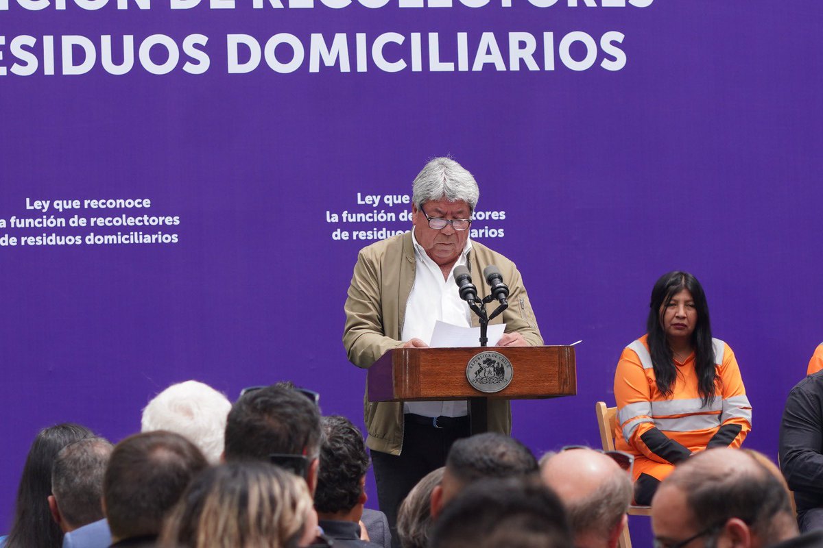 ‼️👉Hoy participamos representad@s por nuestra pdta <a href="/gloflowers/">gloria flores</a> en el hito de promulgación de la #LeyRecolectoresdeBasura 
👇
✅Felícitaciones a <a href="/FenasinajN/">Fenasinaj Nacional</a> y todos los recolectores de 🇨🇱 que con unidad lograron impulsar esta Ley que dignifica un trabajo esencial.