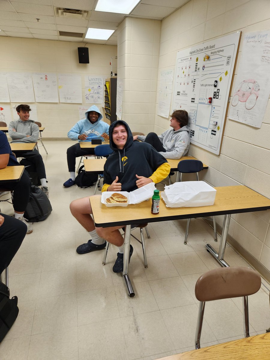 We had a great team win on Friday night, and <a href="/Rennick52/">Jackson Rennick</a> led our group to earn this morning's 🥞 breakfast! As always, thanks to Fresh Start Cafe for starting our week right!

T Payne also with a big grin after winning a 7-11 card for last week's practice film trivia! 👍