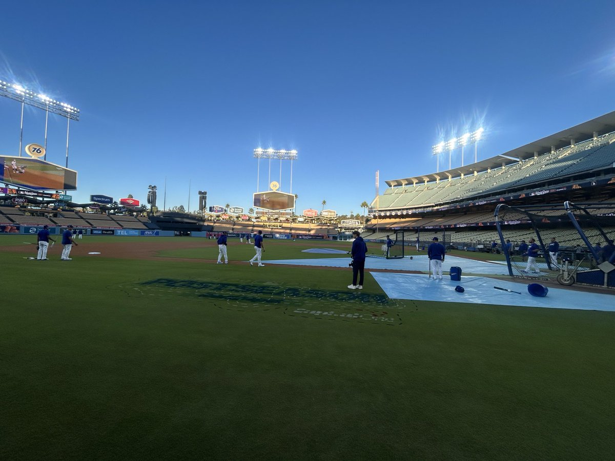 THEREAL_DV's tweet image. #Dodgers workout with Game 7 #ALCS in the background. #WorldSeries