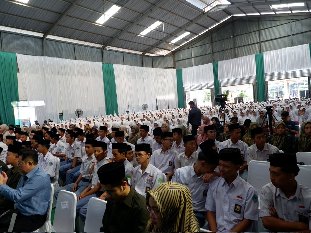 "Santri harus berdaya saing, berprestasi, kreatif, berani dan kaya"
 
KH Ahmad Izzudin (Ketua Tanfidziah PCNU Kab Magelang) dalam Forum   FEBIS NU yang digelar oleh PBNU bekerja sama dengan OJK

📌 PP Asri Tegalrejo, Magelang 
🗓️ Senin, 20 Oktober 2025

#pcnukabmagelang #santri