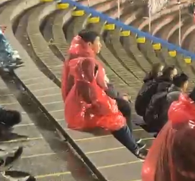 Por estos hinchas <a href="/elnacionalec/">Club Deportivo El Nacional</a> merece, algún día, volver a la gloria.

Padre e hijo, en plena lluvia; con el equipo en la lona, pero se hacen presentes en el estadio.

¡Digno de admiración, mis respetos!

Fin.