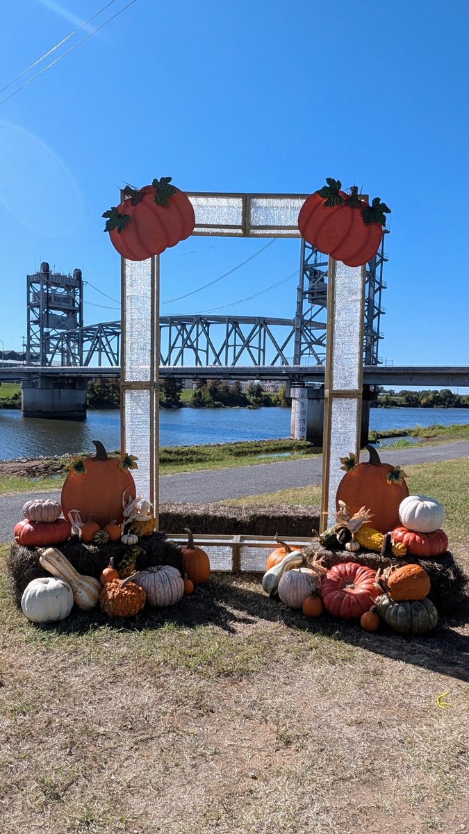 COPinevillela's tweet image. 🍂📸 The Pineville Holiday Frame on the Riverfront is ready for its close-up!

While it twinkles for the holidays, this iconic spot makes for the perfect fall photo op right now. The Gillis Long Bridge is your stunning backdrop, and the Riverfront vibes are ideal for capturing…