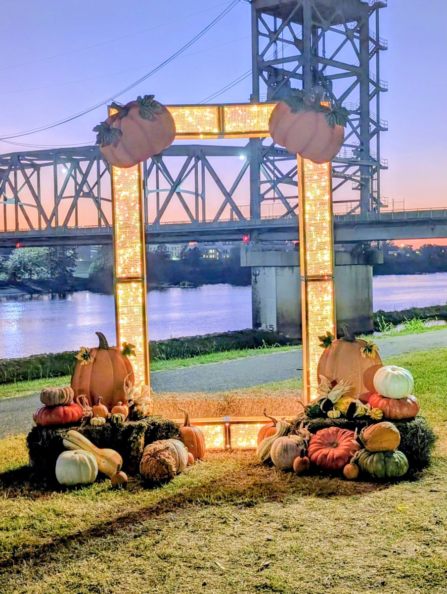 COPinevillela's tweet image. 🍂📸 The Pineville Holiday Frame on the Riverfront is ready for its close-up!

While it twinkles for the holidays, this iconic spot makes for the perfect fall photo op right now. The Gillis Long Bridge is your stunning backdrop, and the Riverfront vibes are ideal for capturing…