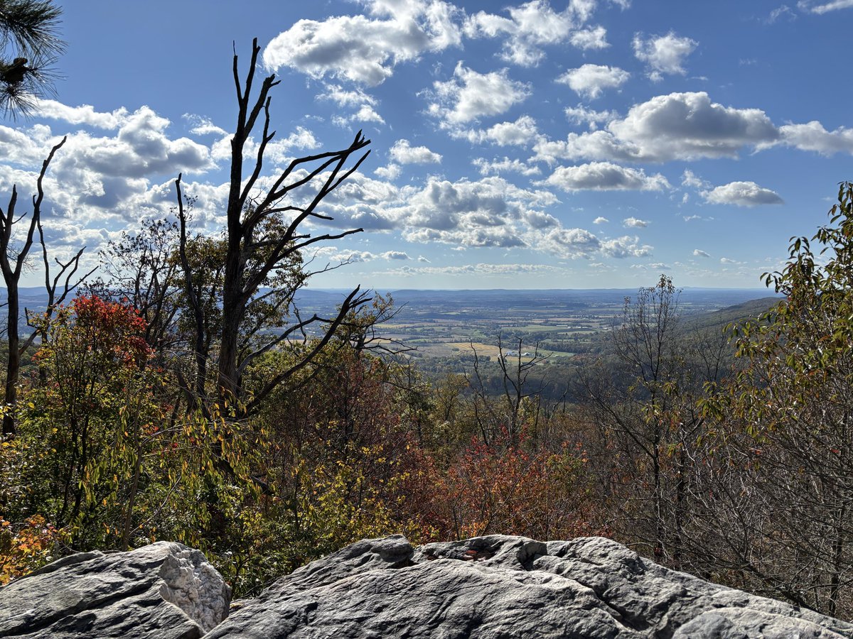 The most underrated overlook on the Appalachian Trail in Maryland. White Rocks Overlook.