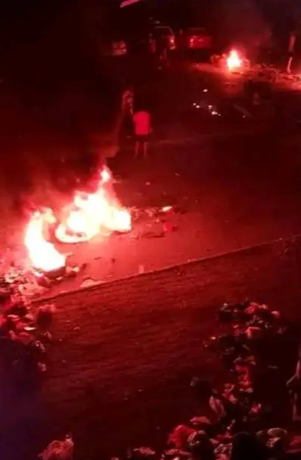 احتجاجات شعبيةغاضبةتجتاح شوارع العاصمة#عدن تنديداًبتدهورخدمة الكهرباء