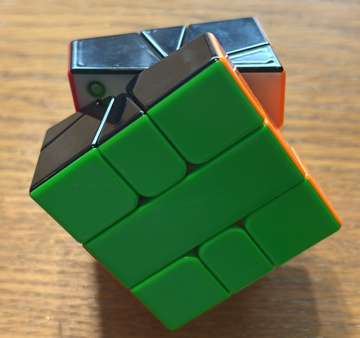 MGC v2をさらにカスタム
・エッジが接合部で壊れる懸念がある為v1のものと入れ替え+エッジ部のサイドにv2同様の磁石を追加
・バリが気になったので全てのパネルをPiCube版に交換