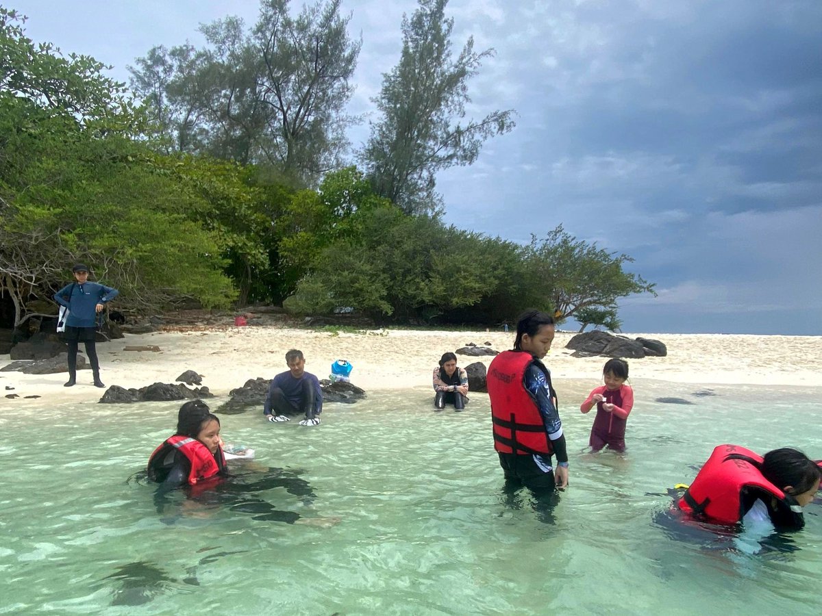 daytripbyasma's tweet photo. How fun would it be to go island hopping this weekend with your friends🏝️
With prices from RM160 (Pulau Tinggi Trip), you can enjoy calm seas and stunning views🌊 Enjoy your trip🚤

☎️ https://t.co/mCGrsQ1IA1

#daytripbyasma
#daytripmersing
#islandhopping
#daytrip https://t.co/w2tsY8UXd4