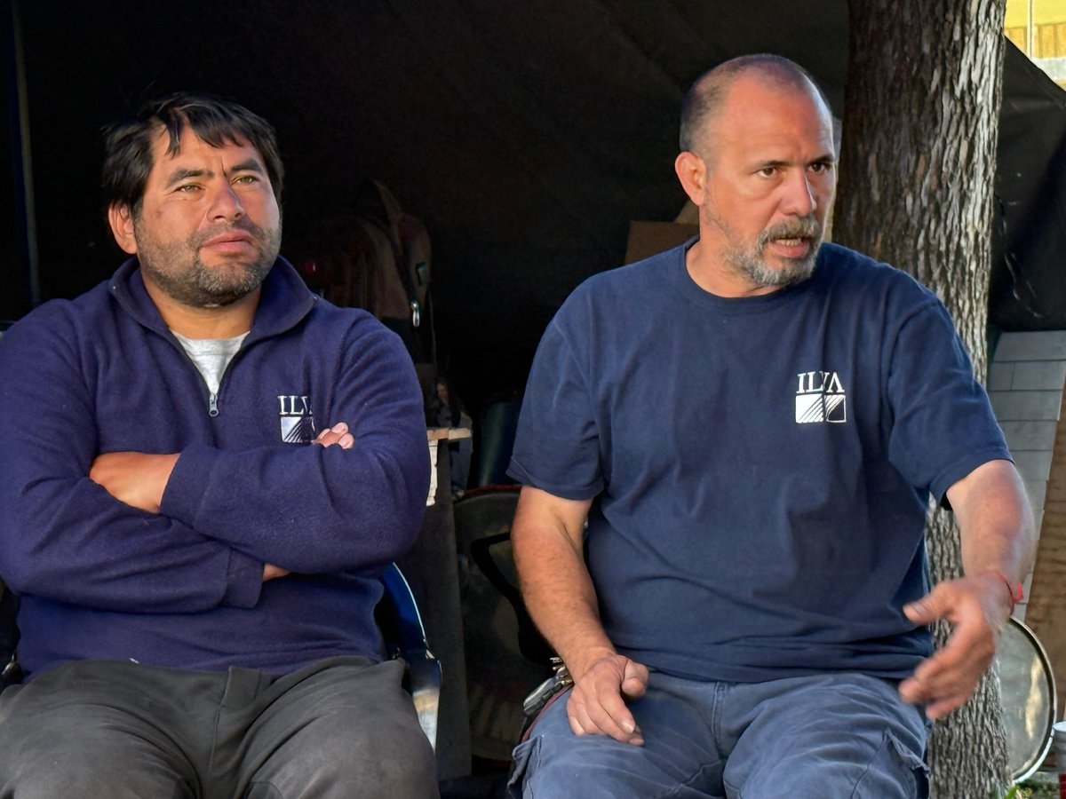 Hoy en el Parque Industrial de Pilar.

Estuve en la carpa de los trabajadores de Ilva y sus familias que reclaman por los 300 puestos de  trabajo.

La patronal los despidió en forma ilegal y ahora quiere contratar nuevos trabajadores con contratos basura. En el mes de abril la