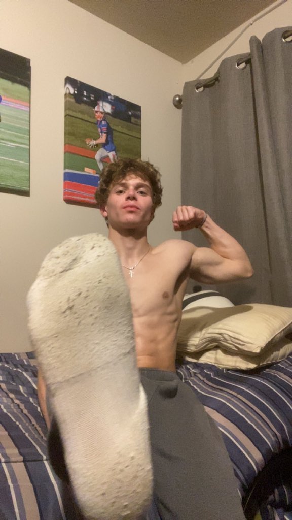 Baseball all week, who wants drained by this smelly high school god??
remessage 💭