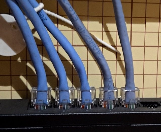 sakutm's tweet image. しばらく配線と戦う(笑)ハブが逝った模様　#LANケーブル　#落雷　#負け戦　#ハブ