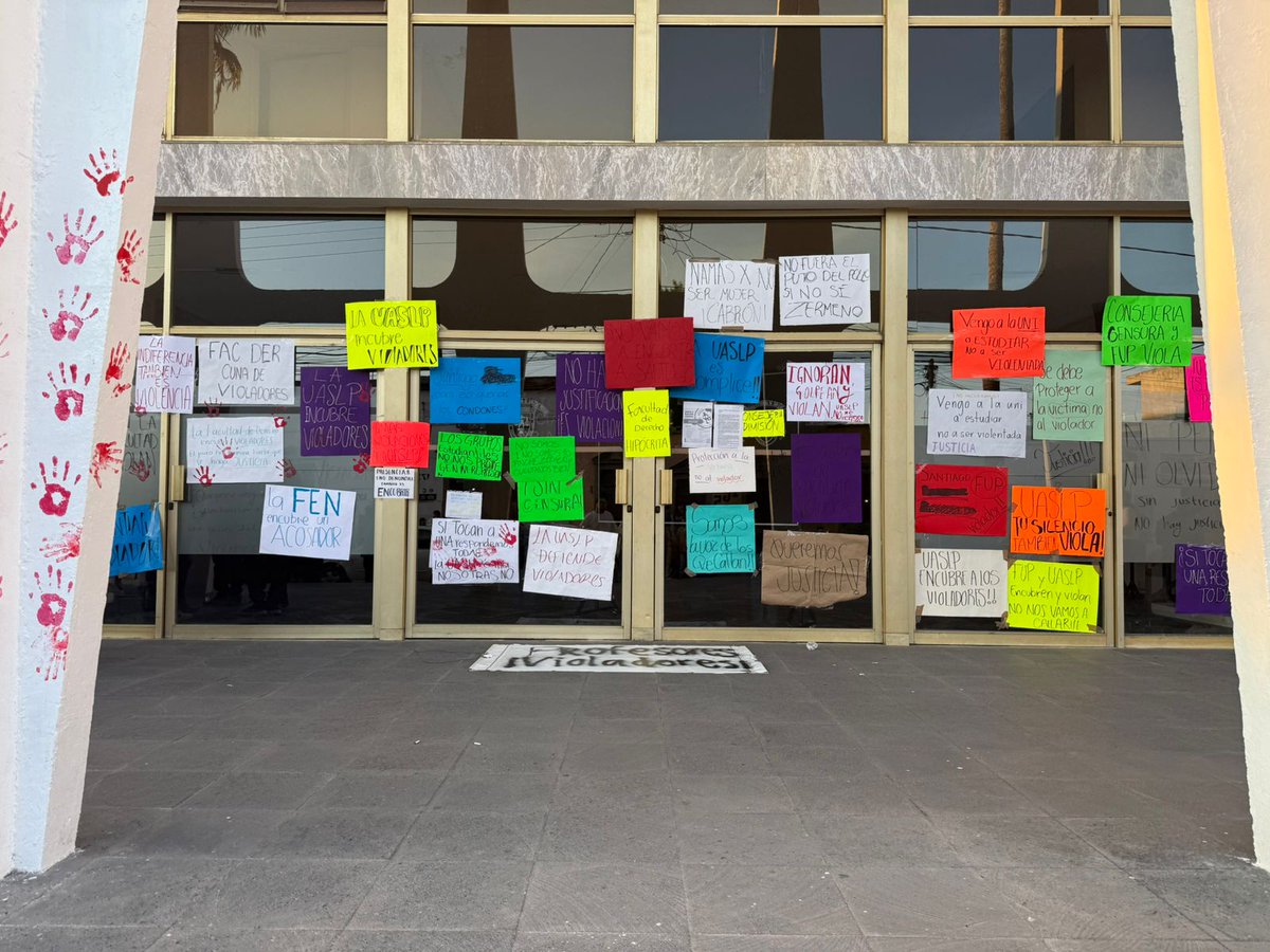 ElSoldeSanLuis's tweet photo. 🪧🚫Estudiantes de @LaUASLP mantienen cierres viales cerca de la Facultad de Derecho

La @SSPCSLP informó que, si bien algunas vialidades ya fueron liberadas, prevalecen otros cierres cerca de la Facultad. 

📸 Aylin Ramos 
Consulta nuestra cobertura: https://t.co/hSx2HMRgsw https://t.co/EJUvQyDwxS