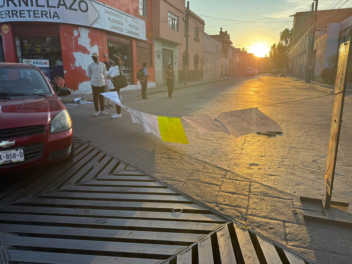 ElSoldeSanLuis's tweet photo. 🪧🚫Estudiantes de @LaUASLP mantienen cierres viales cerca de la Facultad de Derecho

La @SSPCSLP informó que, si bien algunas vialidades ya fueron liberadas, prevalecen otros cierres cerca de la Facultad. 

📸 Aylin Ramos 
Consulta nuestra cobertura: https://t.co/hSx2HMRgsw https://t.co/EJUvQyDwxS