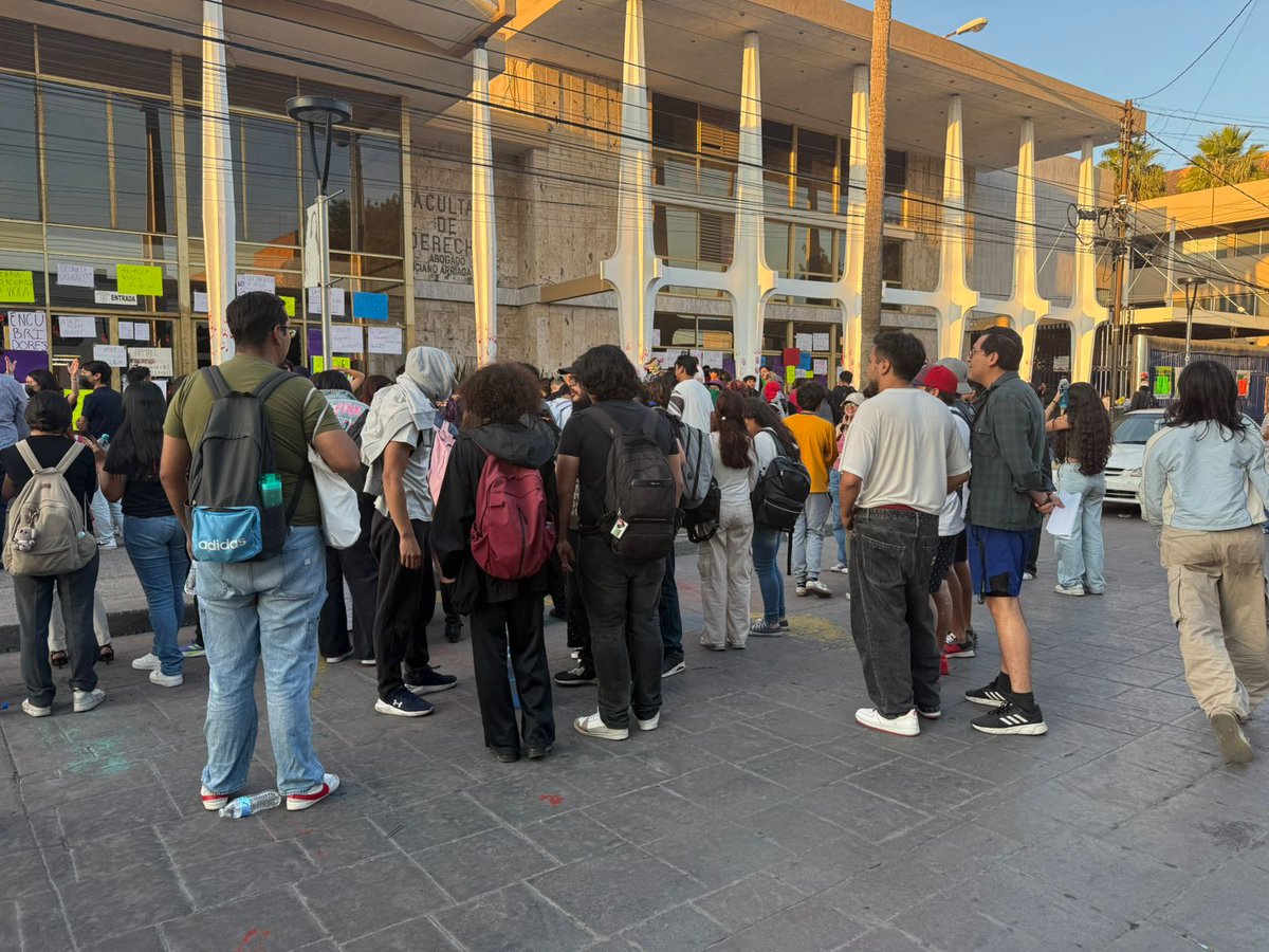 ElSoldeSanLuis's tweet photo. 🪧🚫Estudiantes de @LaUASLP mantienen cierres viales cerca de la Facultad de Derecho

La @SSPCSLP informó que, si bien algunas vialidades ya fueron liberadas, prevalecen otros cierres cerca de la Facultad. 

📸 Aylin Ramos 
Consulta nuestra cobertura: https://t.co/hSx2HMRgsw https://t.co/EJUvQyDwxS
