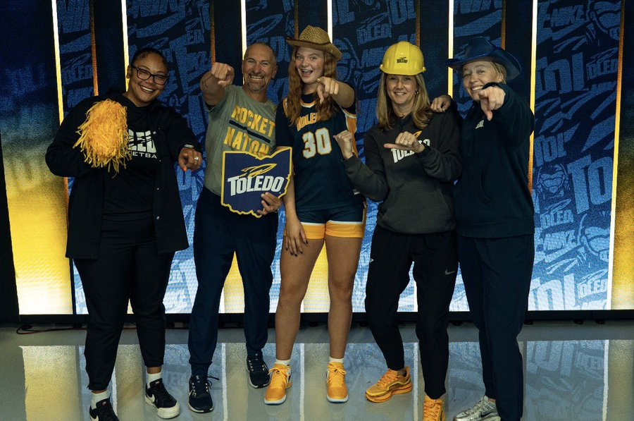 BREAKING: Liberty-Benton junior Corra Dehart has announced her verbal commitment to continue her basketball career at the University of Toledo.

The 6'3 junior averaged 12.7 points per game as a sophomore, earning honorable mention All-Ohio honors with the Eagles.

📸: