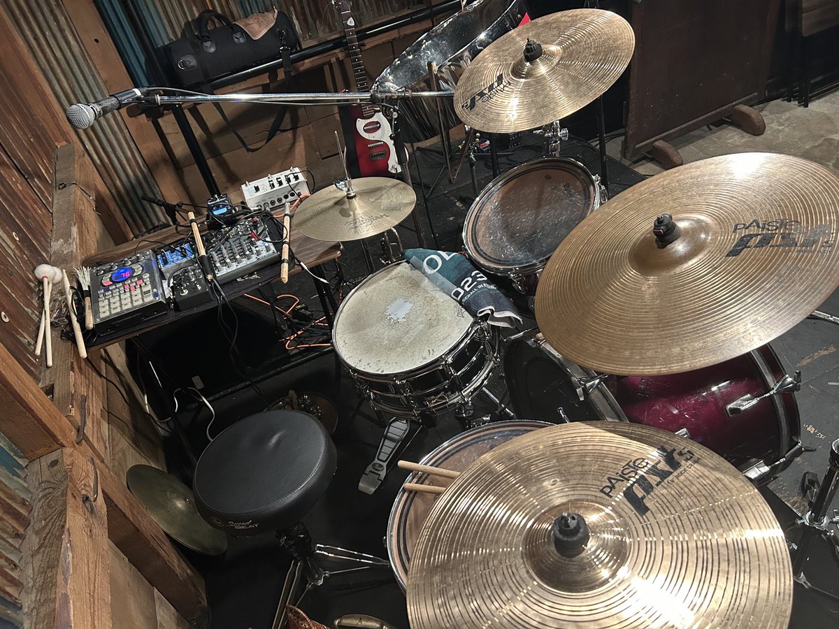 いわき最高の5daysを終えて
これより東京帰ります🚙

おひるまの夢
も
昨日のライブ
も
一生忘れる事のない夜(昼)でしょう

ちなみに昨日が今年130本目のライブ🥁

こんな日々を体感するために
日々あくせく演っています