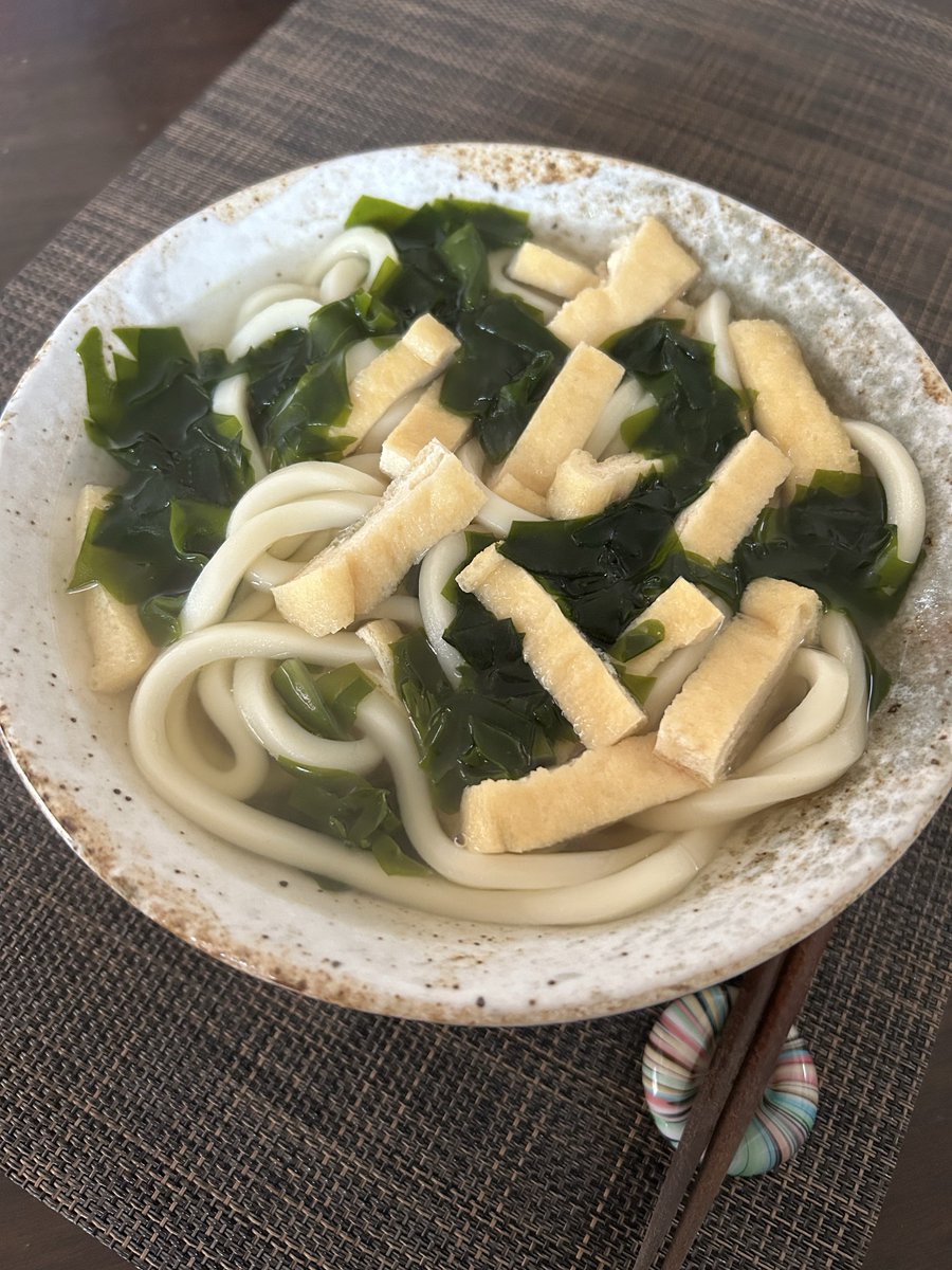 Good morning friends.

I’m off today, but I don’t have any plans.

It’s not so nice weather, so should I just chill at home?

Today’s breakfast
“Wakame &amp; age udon”

Have a great Tuesday everyone🍀

#japanesefood 
#homecooking