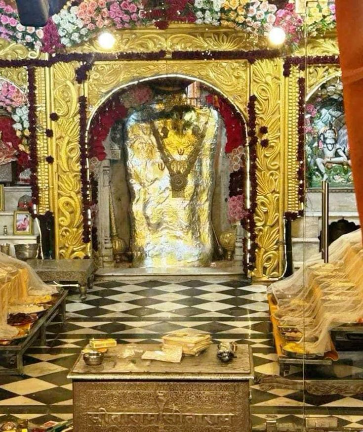 जय श्री बालाजी 🙏
संकटों से घिरे मनुष्य को जब कोई राह न सूझे,
तब एक नाम स्मरण कर लेना  बालाजी का!
जो सच्चे मन से शरण में आता है,
उसके सारे भय, बाधाएँ और कष्ट पल में मिट जाते हैं
हनुमान जी केवल बल के प्रतीक नहीं,
वे अटल विश्वास, भक्ति और साहस के प्रतीक हैं