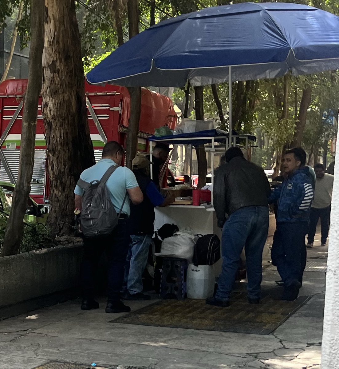 Día 7,el ambulante cumplió 1 semana de haber llegado 🥳 a Plata y Lerma. Prosperan en <a href="/lacuauhtemoc/">Colonia Cuauhtémoc</a> las lonas de color azul
<a href="/AlessandraRdlv/">Alessandra Rojo de la Vega</a> si t informan? <a href="/erikayazminrg/">ErikaRg</a> sí está autorizado? Para ya no molestar #corrupción 
<a href="/5antaMerlina/">Santa Merlina ♐️ 🧐</a> <a href="/soycuauhtemoc/">SoyCuauhtémoc</a> <a href="/inconformecuau/">Inconformes Cuauhtémoc</a> <a href="/yairnequiz/">Yair Cd Mx</a>