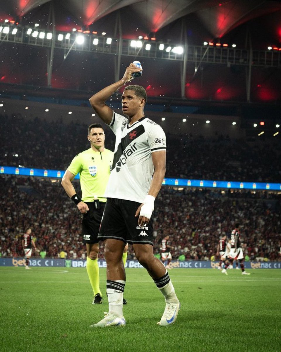 octaviobuzz's tweet photo. Ele é cria do Vasco. Há 2 meses estava no América MG, jogando emprestado na série B. E com ele em campo, desde que voltou, o time simplesmente não perde mais.

10 jogos como titular
6 vitórias
4 empates
0 derrota

Cauan Lucas Barros da Luz. O PogBarros! https://t.co/QT5lD1hA6O