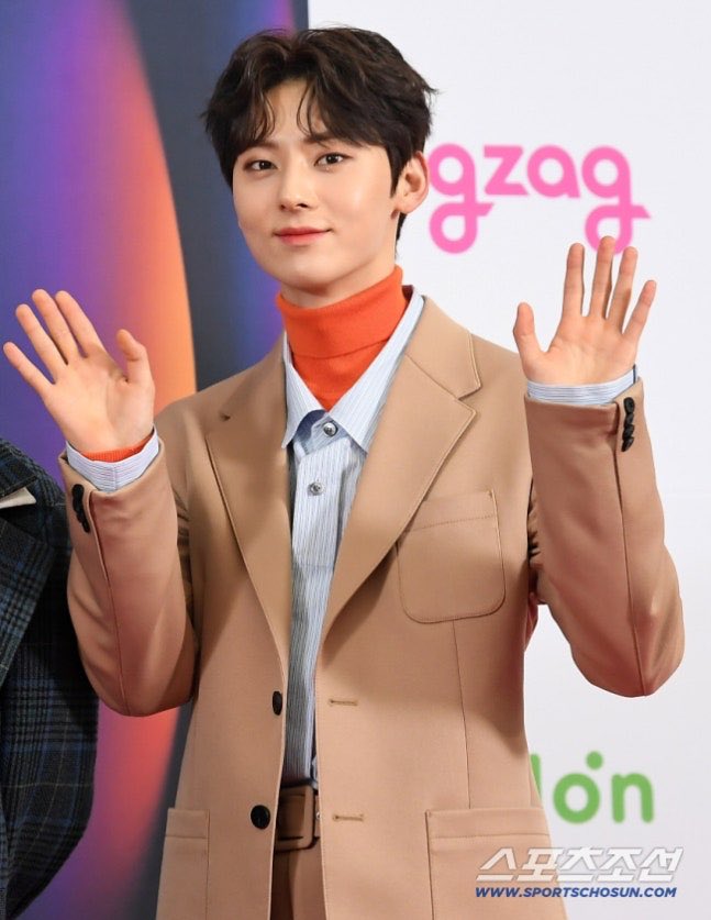 #HwangMinhyun reportedly will be the MC of MBC Gayo Daejejeon which will be held on 31 Dec 2025. This will be his first official schedule after completing his military service in 20 Dec 2025.

naver.me/FTMsfzcZ
#KoreanUpdates VF