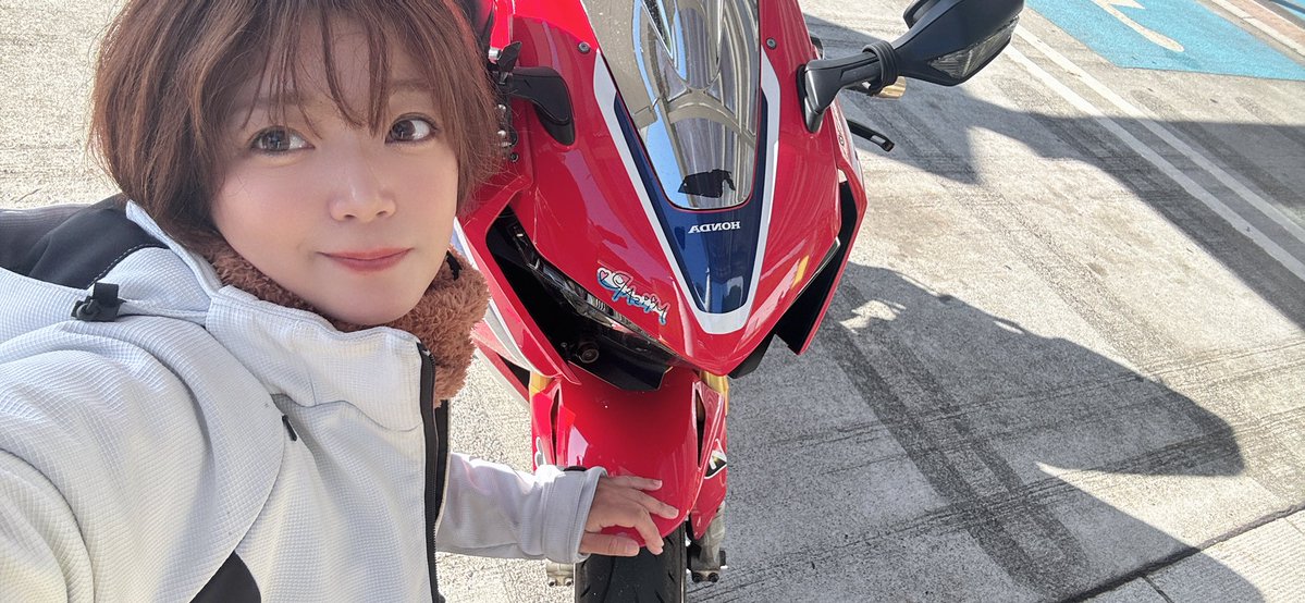 MiisaR's tweet image. おはよー‼️☀️
疲れが溜まってたのか夕方から爆睡しておりました🤣
おかげさまでスッキリ〜( ͡° ͜ʖ ͡°)✨
昨日できなかったったので20時半からYouTube LIVEやります‼️🙏☺️
いっぱいしゃべろ〜🎶
なかなかLIVEでコメできない人もしてくれたらうれしいよ💛🤭