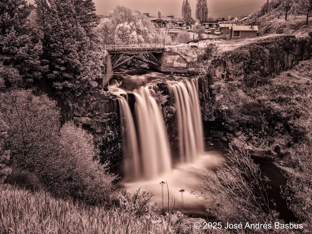 BasbusJose's tweet image. Saliendo de la ciudad de Coyhaique, Region de Aysen, sur de Chile, por la ruta 7 hacia el sur, se encuentra esta hermosa cascada llamada “Cascada Puente El Salto”, que la retraté usando luz infrarroja (filtro IR72)