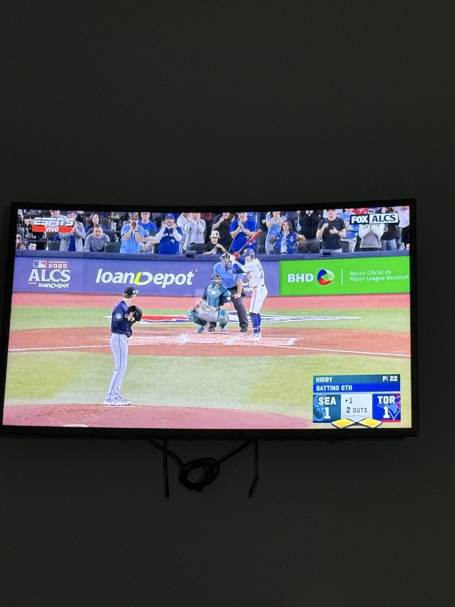 wonassis's tweet photo. El Banco BHD se luce como Banco Oficial de MLB en la ALCS 2025 🇩🇴⚾️.
Esa publicidad detrás del home plate puede costar US$250 –400 Mil por juego.
Orgullo dominicano brillando en las Grandes Ligas. República Dominicana 🇩🇴⚾️ https://t.co/ONEVyAtCNw