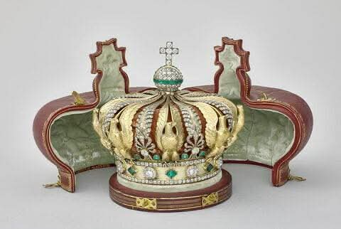 DelphineSankara's tweet image. 🛑France🇫🇷/Musée Le Louvre, parmi les endroits les mieux protégés où sont conservés les précieux diamants de la couronne ainsi que d'autres bijoux de #Napoléon et de l'impératrice #Eugénie, a été cambriolé en plein jour par quatre individus en seulement sept minutes.  
1/2