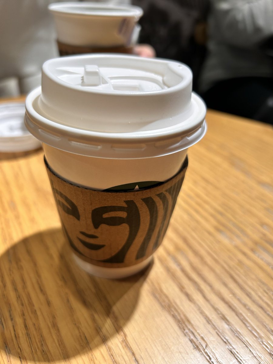 ponko345's tweet image. 銀杏をモチーフにしてアルファベットアートを制作。気温が下がり、秋の定番パンプキンスパイスラテをホットで飲んできました！東京駅八重洲方面の入り口がわかりにくいスタバを友人に教えてもらいました。隠れ家っぽいww
#quillingart #papercraft #alphabetart #handmade #クイリングアート