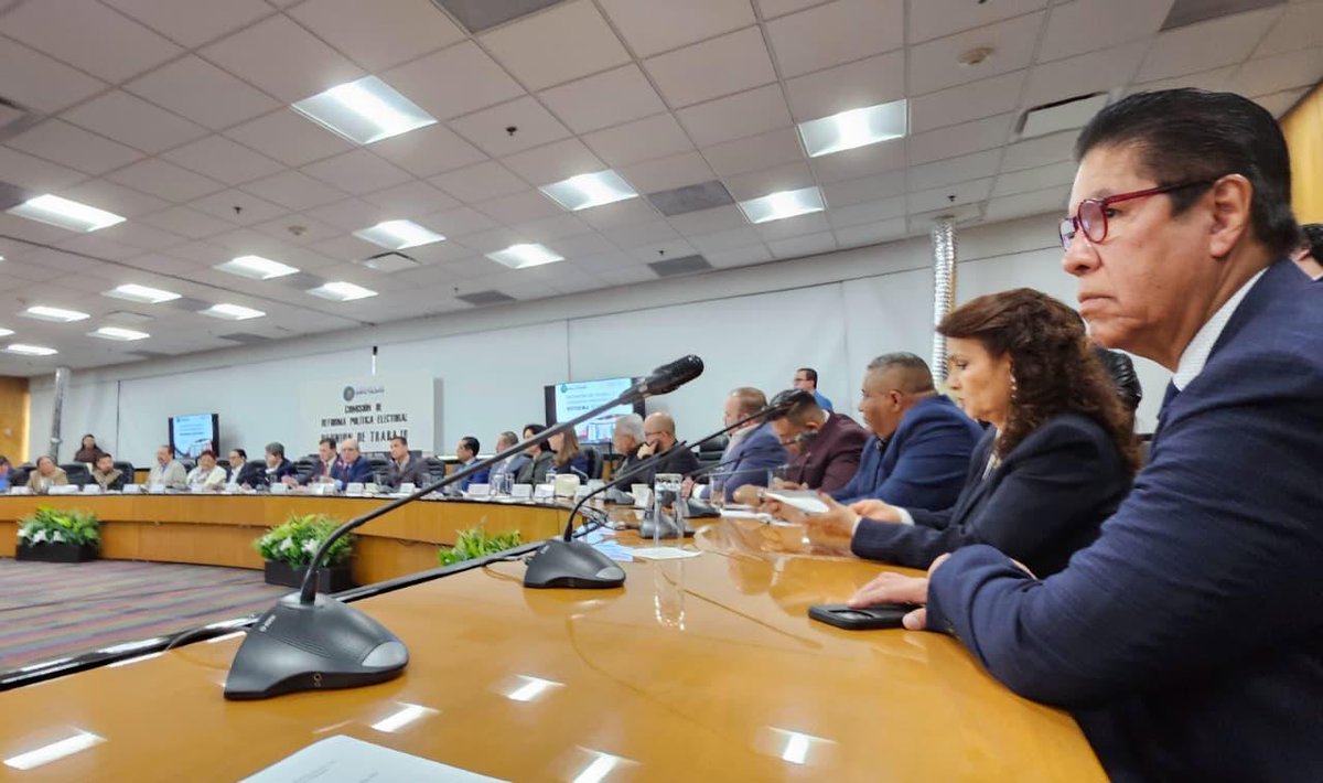 Hoy acompañé al presidente de la Junta de Coordinación Política, Dr. Ricardo Monreal Ávila, en la reunión de la Comisión de Reforma Política-Electoral.

#ReformaPolíticaElectoral #CámaraDeDiputados #JUCOPO
