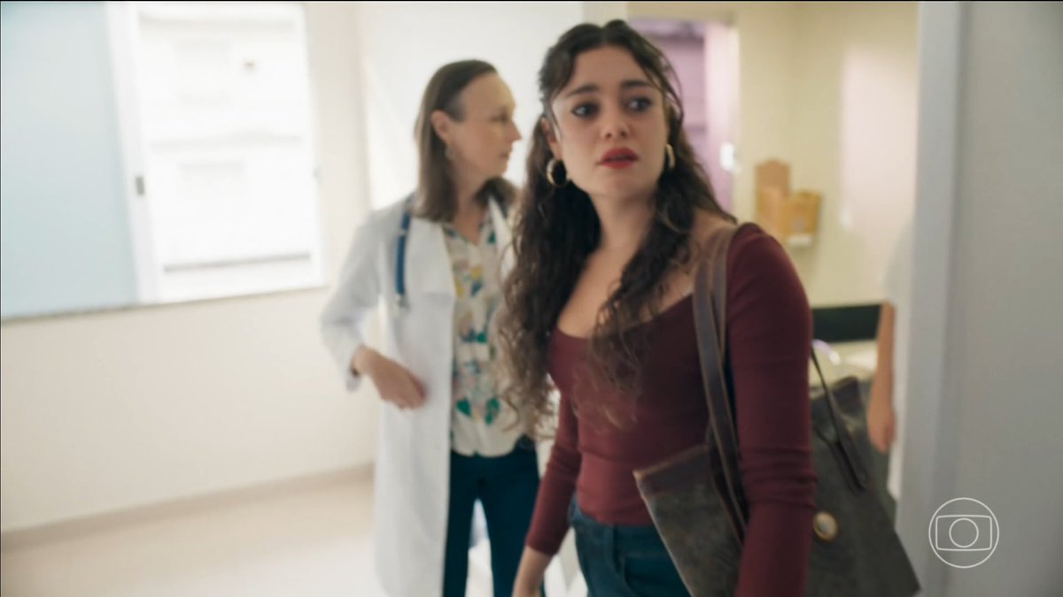 soperrygoso's tweet image. vc tá querendo que eu acredite que ESSA MULHER vai ser avó? #TresGracas